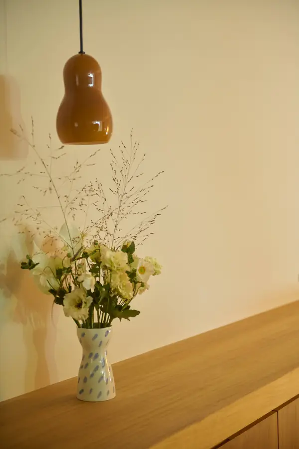 旗之台诊所:花瓶里的花与吊灯